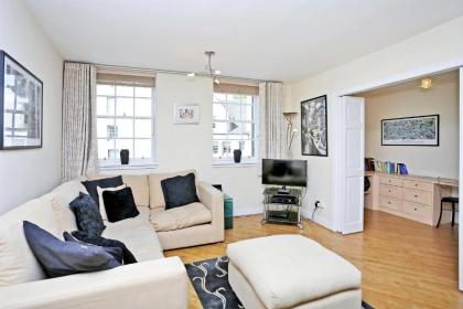 West Bow - Comfy 2 bed on West Bow overlooking Grassmarket - image 1