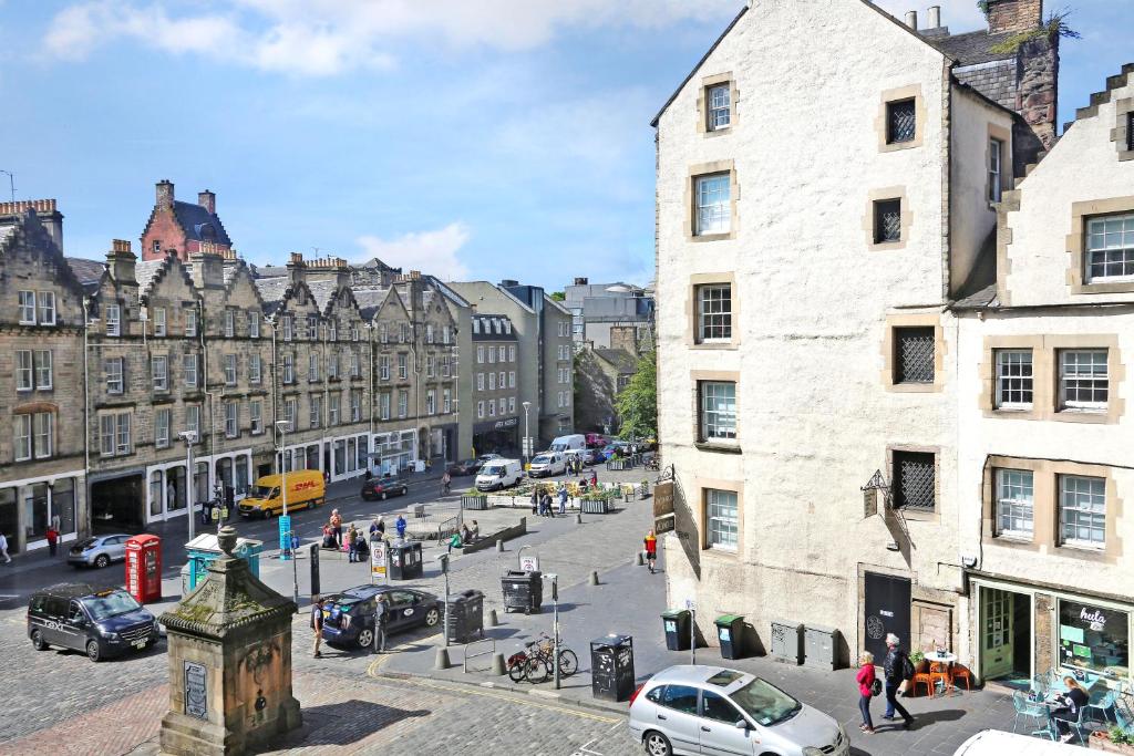 West Bow - Comfy 2 bed on West Bow overlooking Grassmarket - image 3