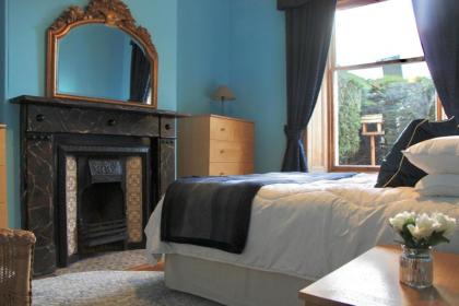 Traditional 2 Bedroom Apartment in Edinburgh - image 3