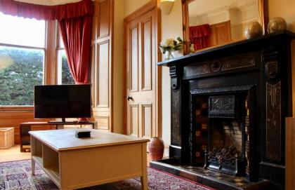 Traditional 2 Bedroom Apartment in Edinburgh - image 5