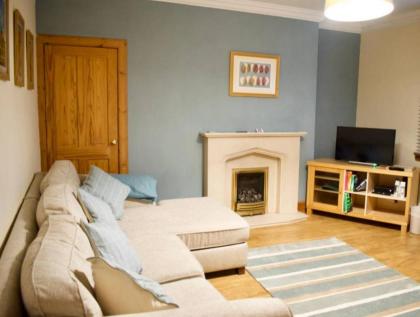 2 Bedroom Apartment With Parking in Edinburgh - image 1