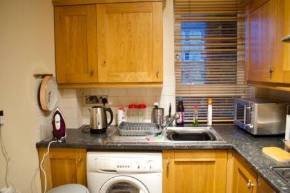 2 Bedroom Apartment With Parking in Edinburgh - image 2