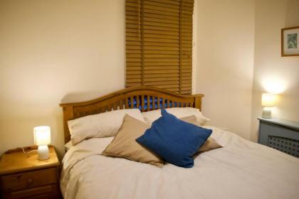 2 Bedroom Apartment With Parking in Edinburgh - image 3