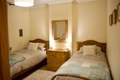 2 Bedroom Apartment With Parking in Edinburgh - image 4
