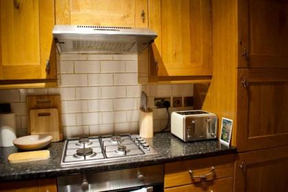 2 Bedroom Apartment With Parking in Edinburgh - image 5