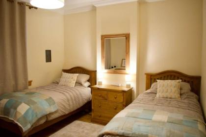 2 Bedroom Apartment With Parking in Edinburgh - image 8