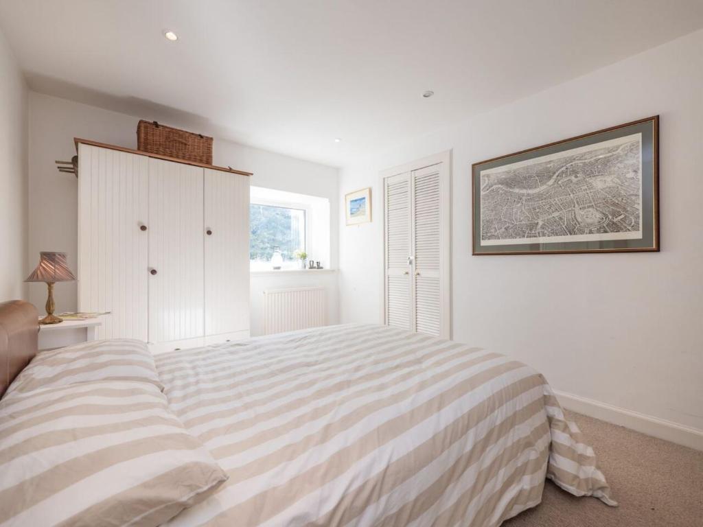 1 Bedroom Apartment by the Water of Leith - image 2