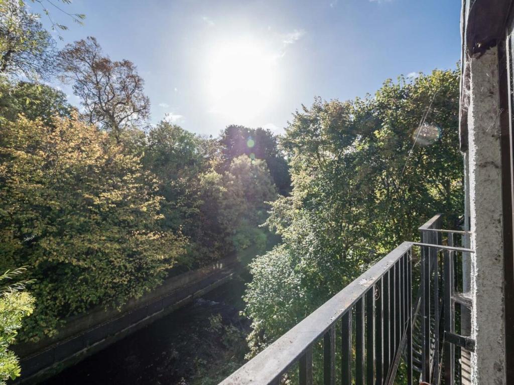1 Bedroom Apartment by the Water of Leith - image 4