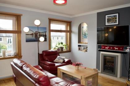 2 Bedroom Flat with Private Garden - image 1