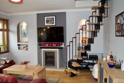 2 Bedroom Flat with Private Garden - image 8