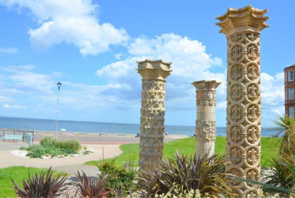 Traditional 2 Bedroom Flat with Views of Portobello Beach - image 2