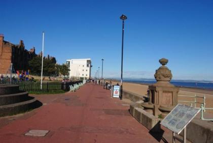 Traditional 2 Bedroom Flat with Views of Portobello Beach - image 3