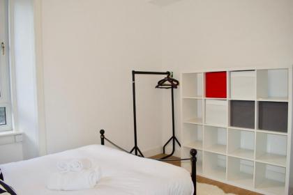 Modern 1 Bedroom Leith Apartment - image 10