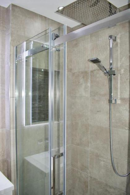 Modern 1 Bedroom Leith Apartment - image 2