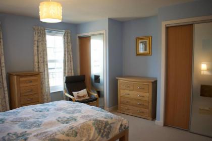 Traditional 2 Bedroom Edinburgh Apartment - image 13