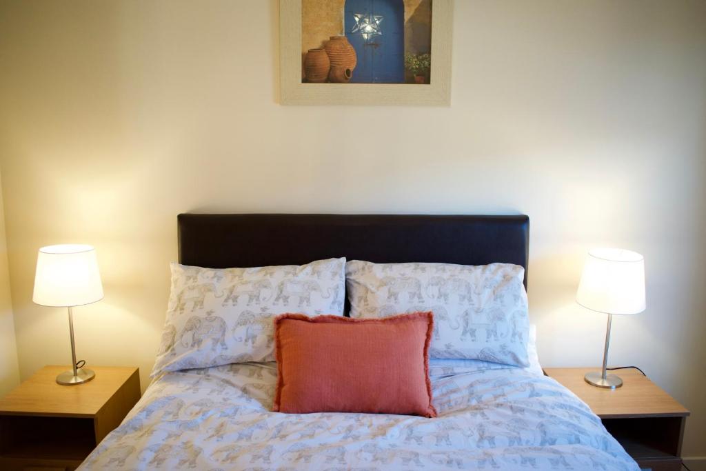 Traditional 2 Bedroom Edinburgh Apartment - image 4
