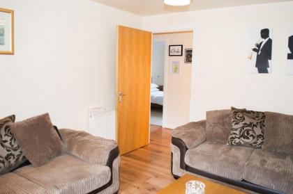 Bright 2 Bedroom Flat with Patio - image 1