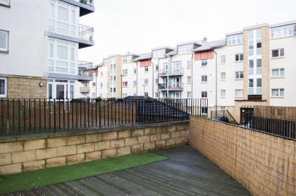 Bright 2 Bedroom Flat with Patio - image 14
