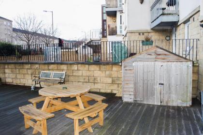 Bright 2 Bedroom Flat with Patio - image 16