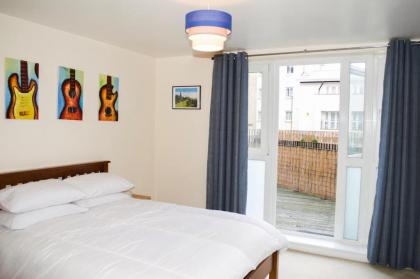 Bright 2 Bedroom Flat with Patio - image 6