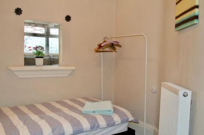 3 Bedroom Home With Garden Near Edinburgh New Town - image 10