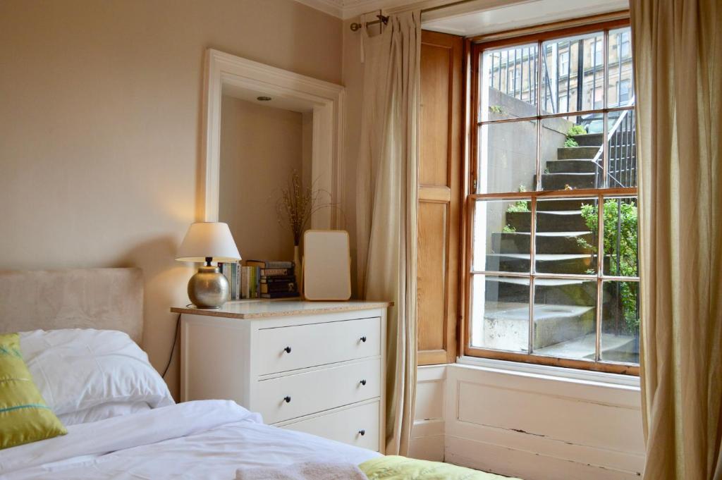 3 Bedroom Home With Garden Near Edinburgh New Town - image 4