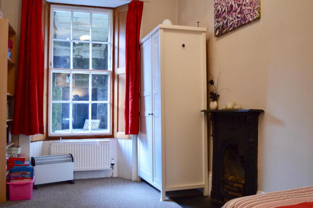 3 Bedroom Home With Garden Near Edinburgh New Town - image 7