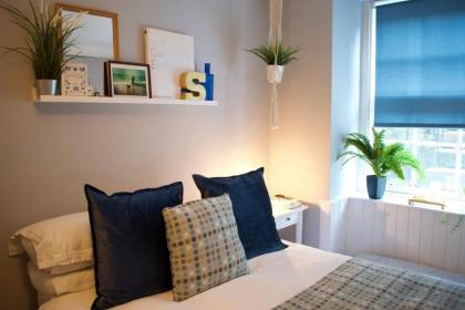 Beautiful City Centre Apartment with Garden - image 17