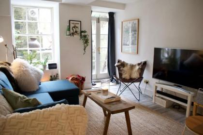Beautiful City Centre Apartment with Garden - image 3