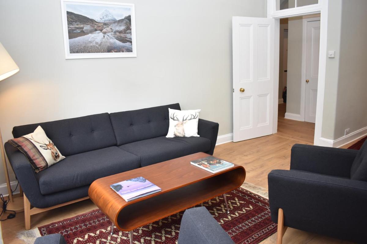 High Street - modern Scandi design apartment in the heart of the old town! - image 2