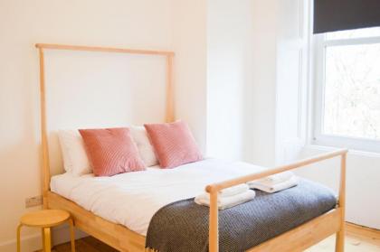 Contemporary 1 Bedroom Edinburgh Flat - image 10