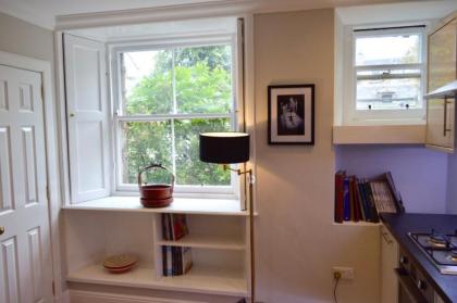 Cosy and Modern City Centre Flat - image 11