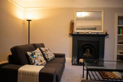 Traditional Homely 2 Bedroom New Town Apartment - image 4