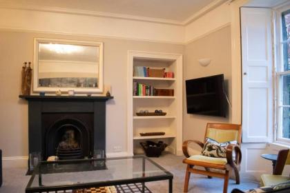 Traditional Homely 2 Bedroom New Town Apartment - image 7