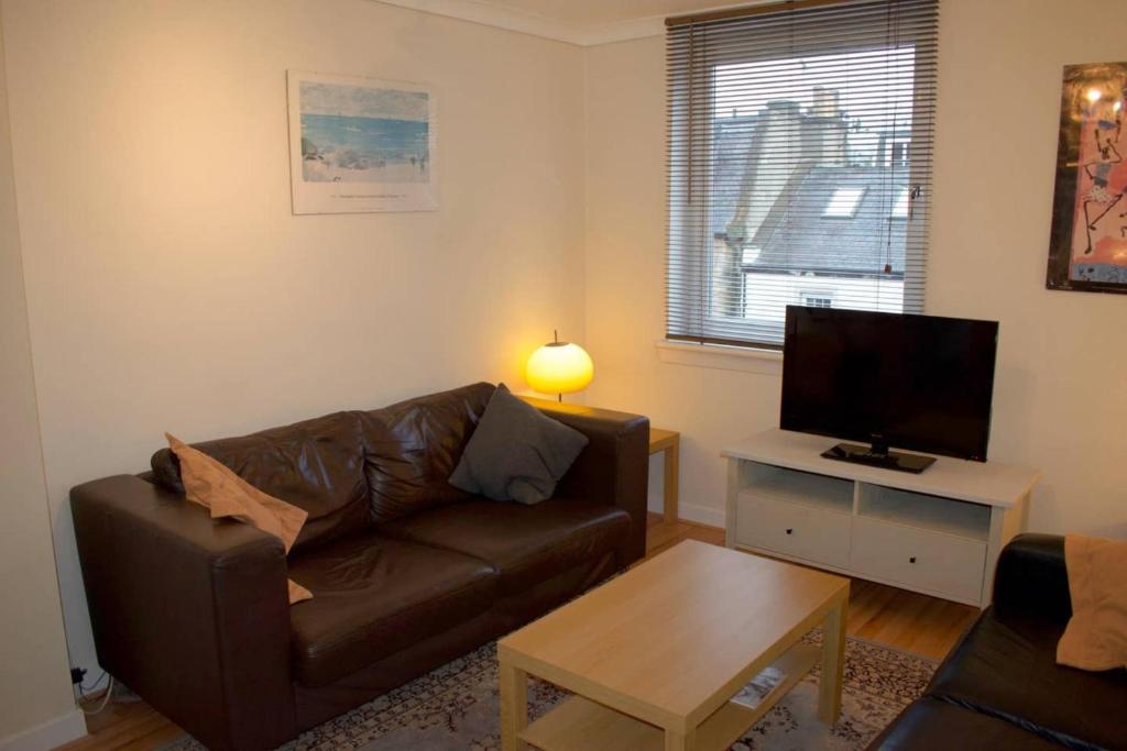 Welcoming and Homely 2 Bed in Central Location - image 3