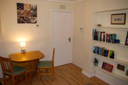 Welcoming and Homely 2 Bed in Central Location - image 5