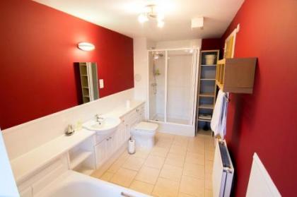 241 Fabulous three bedroom apartment on the second floor with parking - image 15