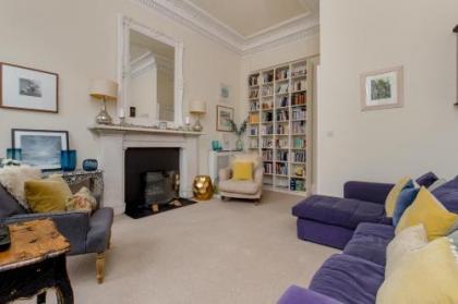 325 - Delightful 2 bedroom apartment situated in typical 18th century square - image 1