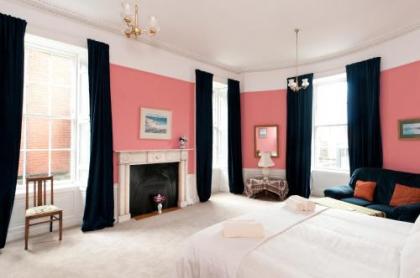 363 Spacious 3 bedroom 18th century property in the city centre - image 1