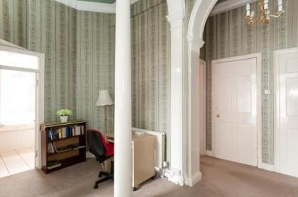 363 Spacious 3 bedroom 18th century property in the city centre - image 10