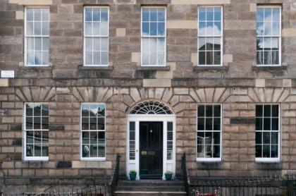 363 Spacious 3 bedroom 18th century property in the city centre - image 12