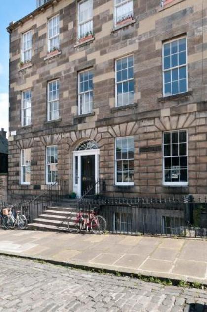 363 Spacious 3 bedroom 18th century property in the city centre - image 15