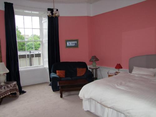 363 Spacious 3 bedroom 18th century property in the city centre - image 2