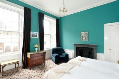 363 Spacious 3 bedroom 18th century property in the city centre - image 3