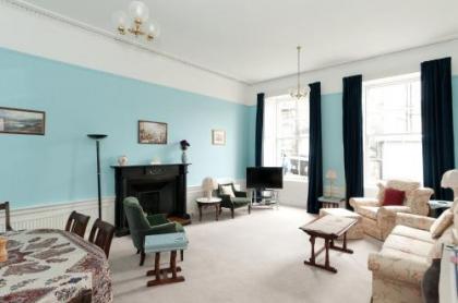363 Spacious 3 bedroom 18th century property in the city centre - image 5