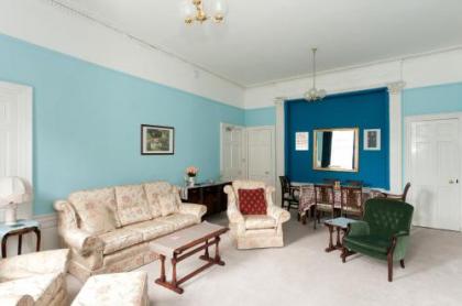363 Spacious 3 bedroom 18th century property in the city centre - image 6