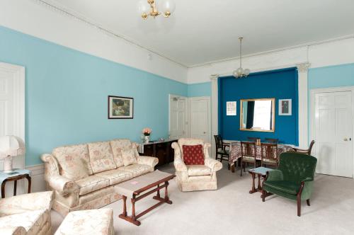 363 Spacious 3 bedroom 18th century property in the city centre - image 6