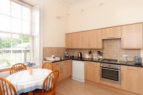 363 Spacious 3 bedroom 18th century property in the city centre - image 7