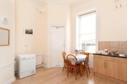 363 Spacious 3 bedroom 18th century property in the city centre - image 8