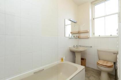 380 Charming one bedroom property in an attractive residential area with great cafes restaurants and shops nearby - image 12